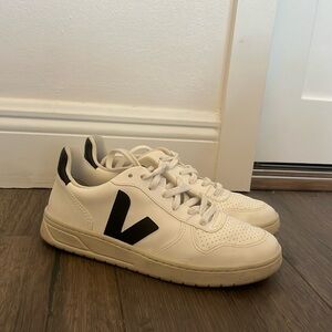 BLACK AND WHITE VEJA SHOES V-10